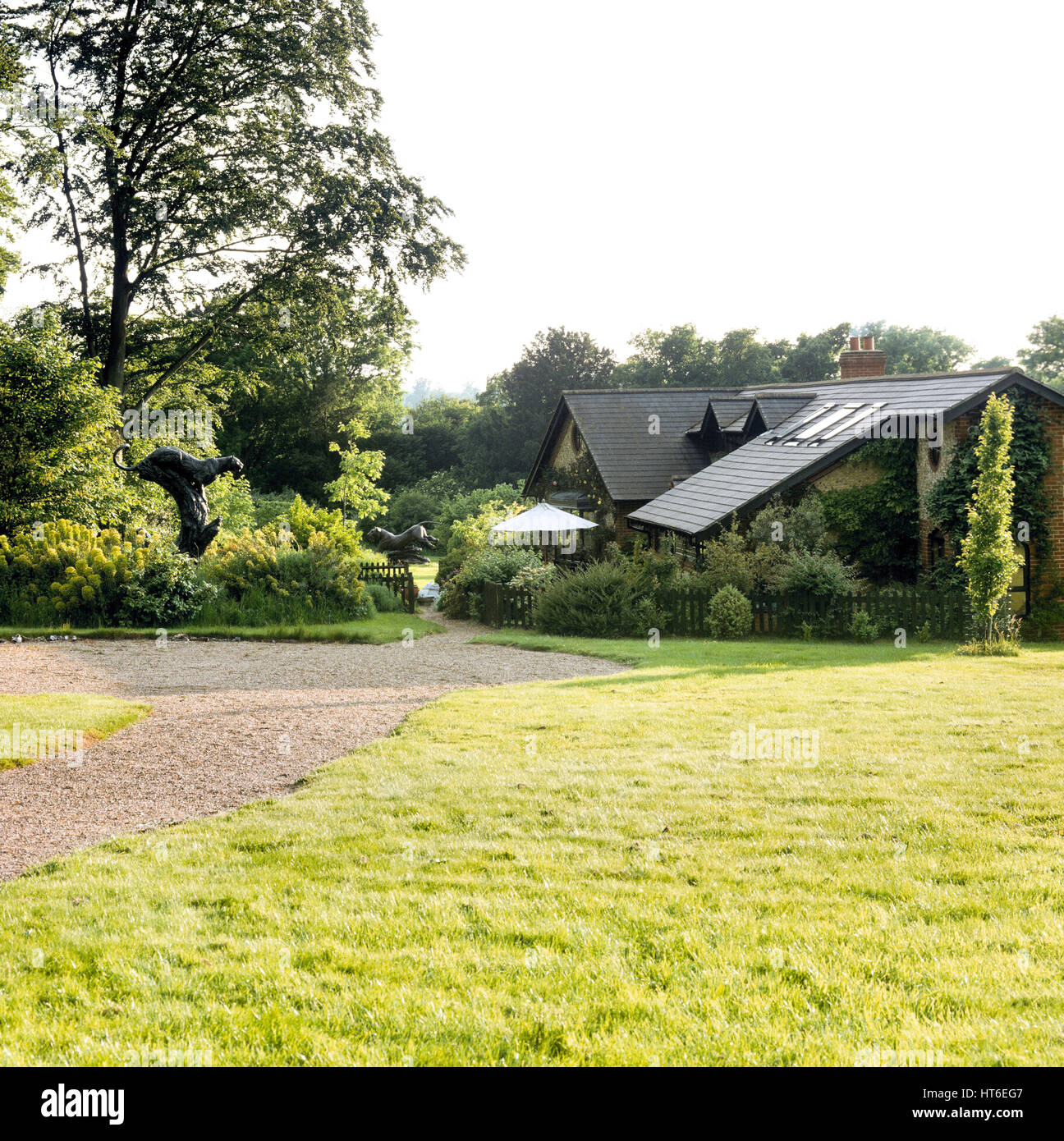 Casa con pannelli solari. Foto Stock