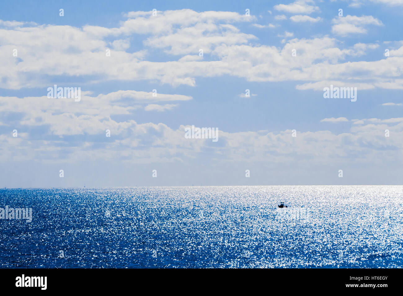 Un solitario barca lungo l'Oceano Atlantico su un inizio di weekend mattina appena ad est di Jensen Beach, Florida, vicino a Stuart, Florida con un sole luminoso Foto Stock