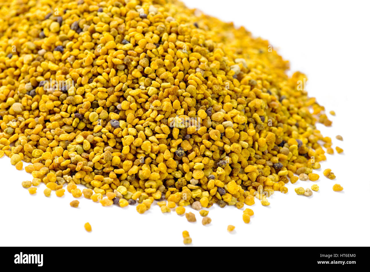 Impianto organico a base di polline di api su uno sfondo bianco, shot con profondità di campo ridotta camera per copiare lo spazio e il testo Foto Stock