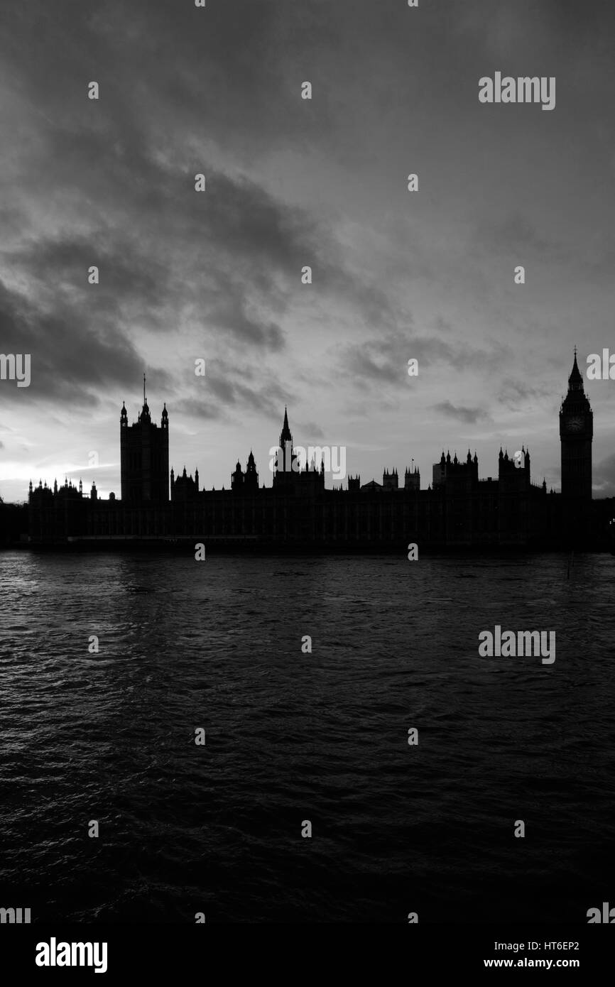 Tramonto sul case del Parlamento, banca del Nord, il fiume Tamigi e Londra Inghilterra REGNO UNITO Foto Stock