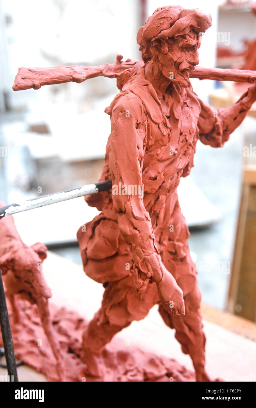 Scultura in argilla di un uomo. Foto Stock