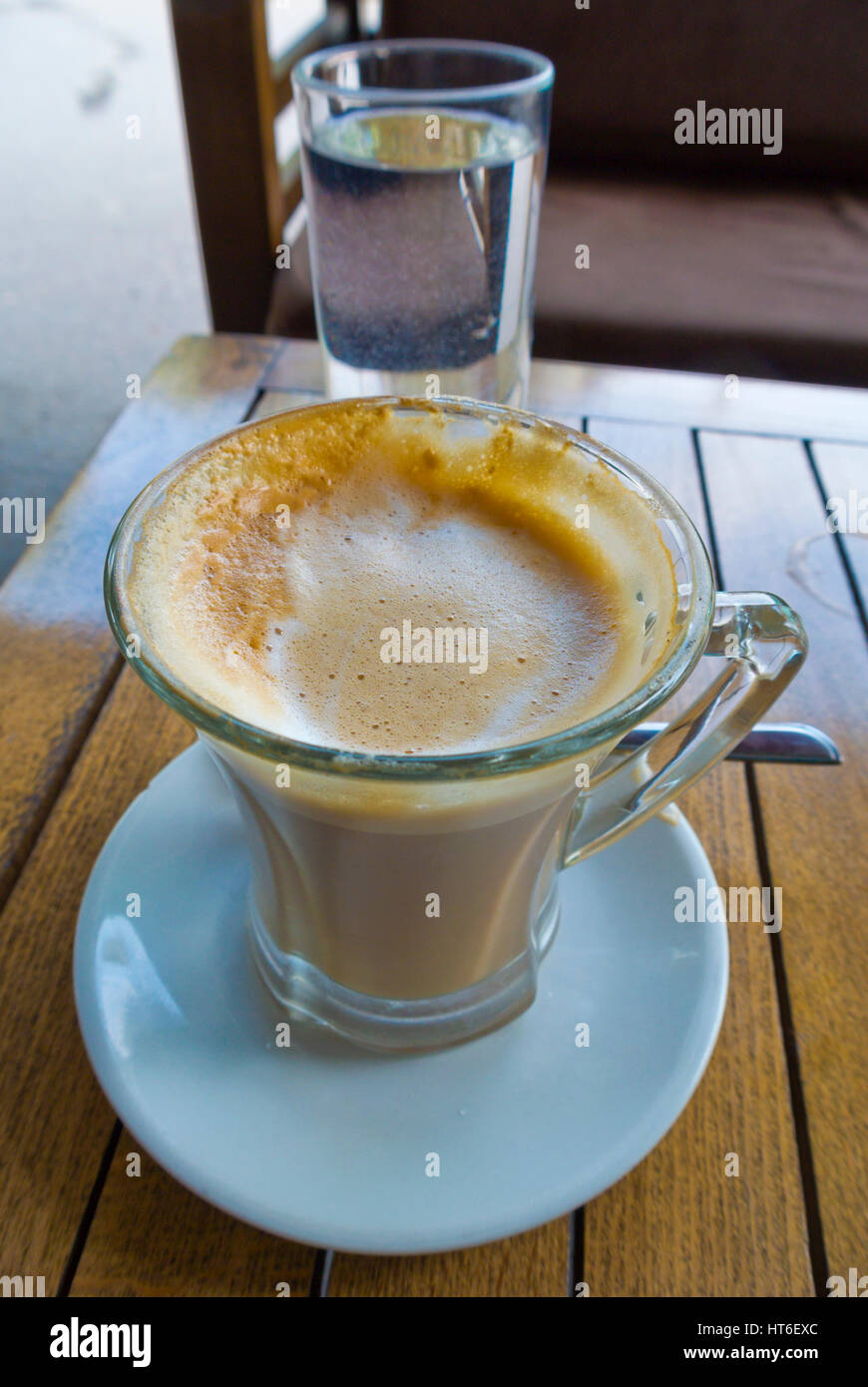 Latte macchiato, più popolari caffè in Kosovo, Pristina, Kosovo Foto Stock