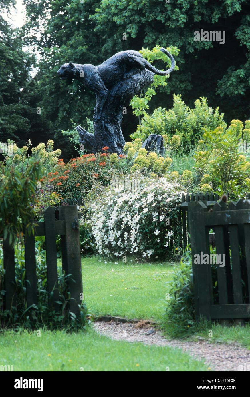 Scultura di Leopard in una struttura ad albero. Foto Stock