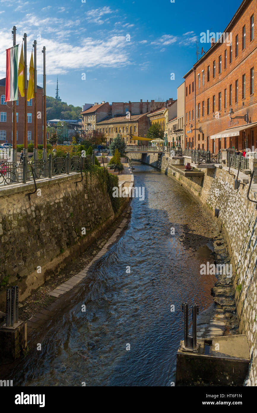 Una serratura sul torrente Szinva nel centro di Miskolc, Ungheria Foto Stock