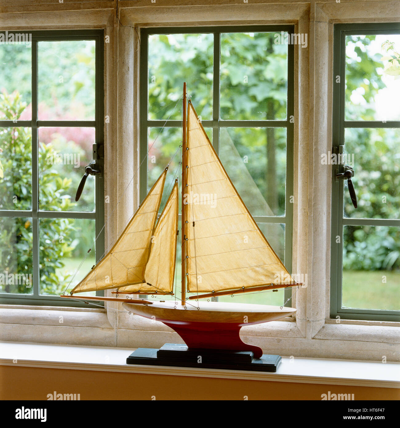 Modello barca a vela sul davanzale. Foto Stock