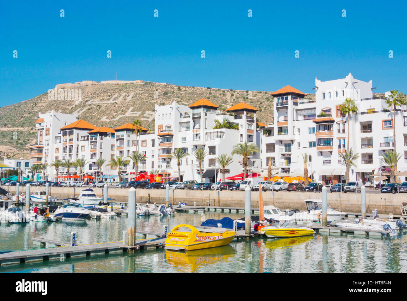 Marina, con Kasbah hill in backgroudn, Agadir, Marocco Foto Stock