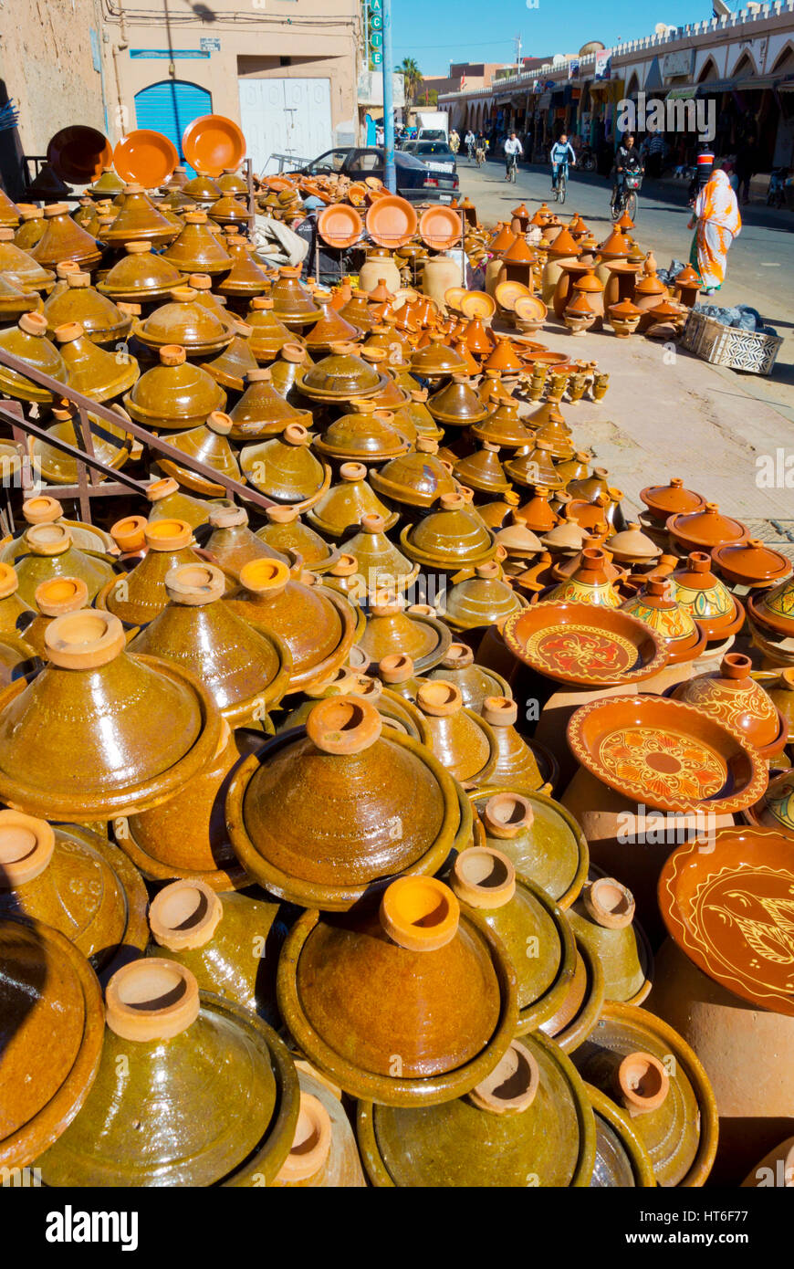 Tajine di terracotta pots, Medina, Tiznit, Marocco Foto stock - Alamy
