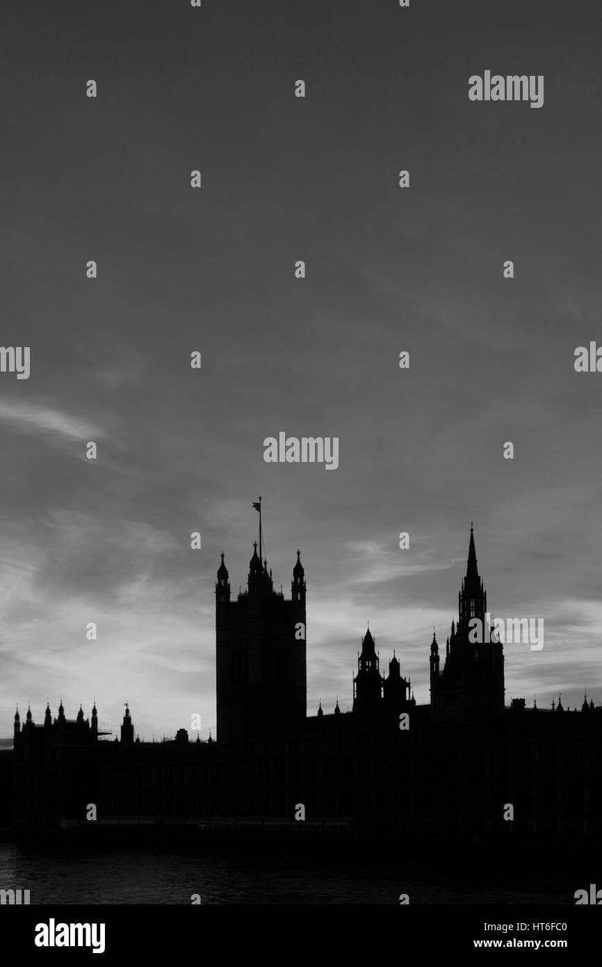 Tramonto sul case del Parlamento, banca del Nord, il fiume Tamigi e Londra Inghilterra REGNO UNITO Foto Stock