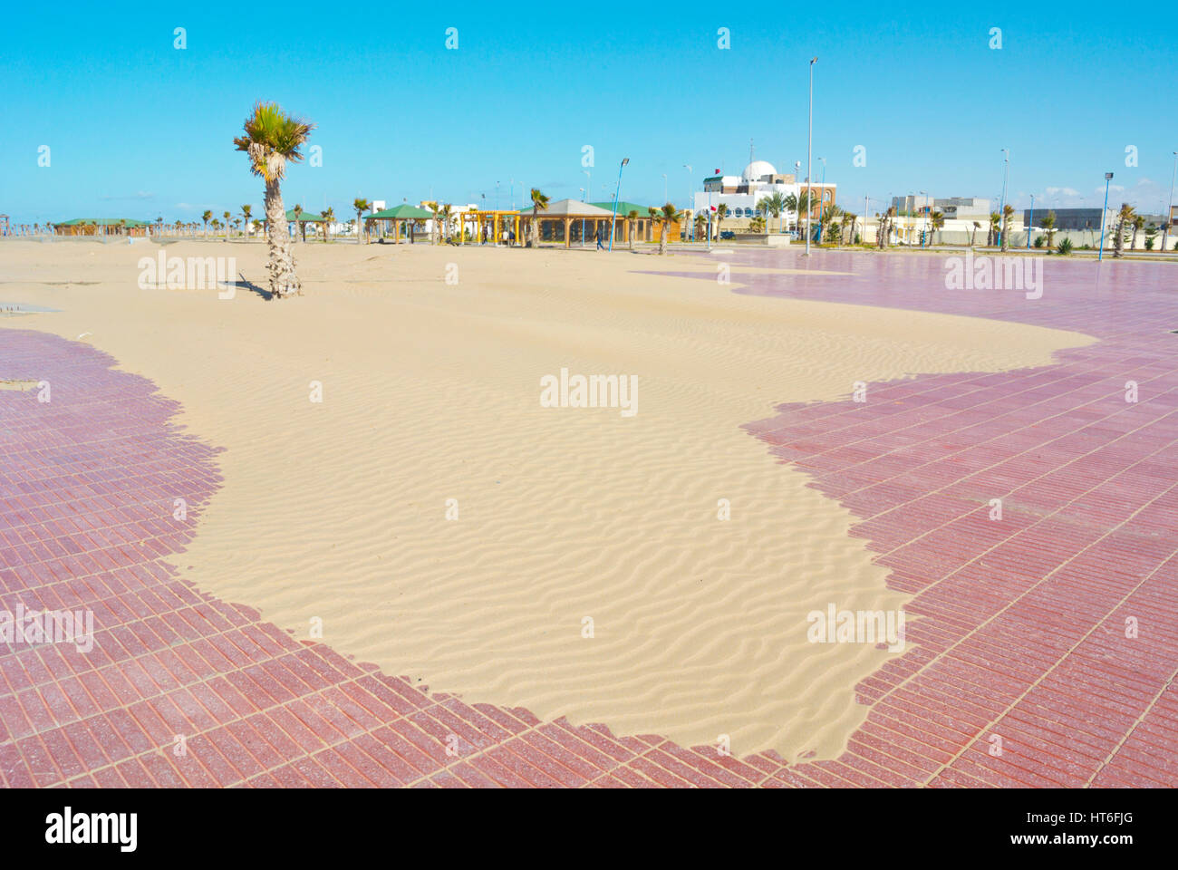 La sabbia, la presa in consegna del lungomare, Tarfaya, Laayoune-Sakia El Hamra regione, soutwestern Marocco Foto Stock