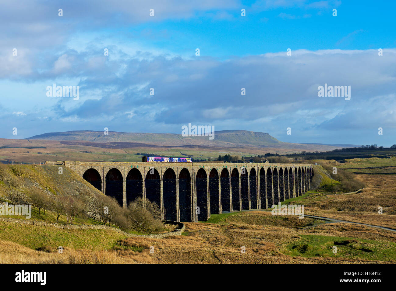 Il treno attraversa il viadotto Ribblehead, sul Dettle & Carlisle linea ferroviaria, Ribblesdale, Yorkshire Dales National Park, North Yorkshire, Inghilterra, Regno Unito Foto Stock