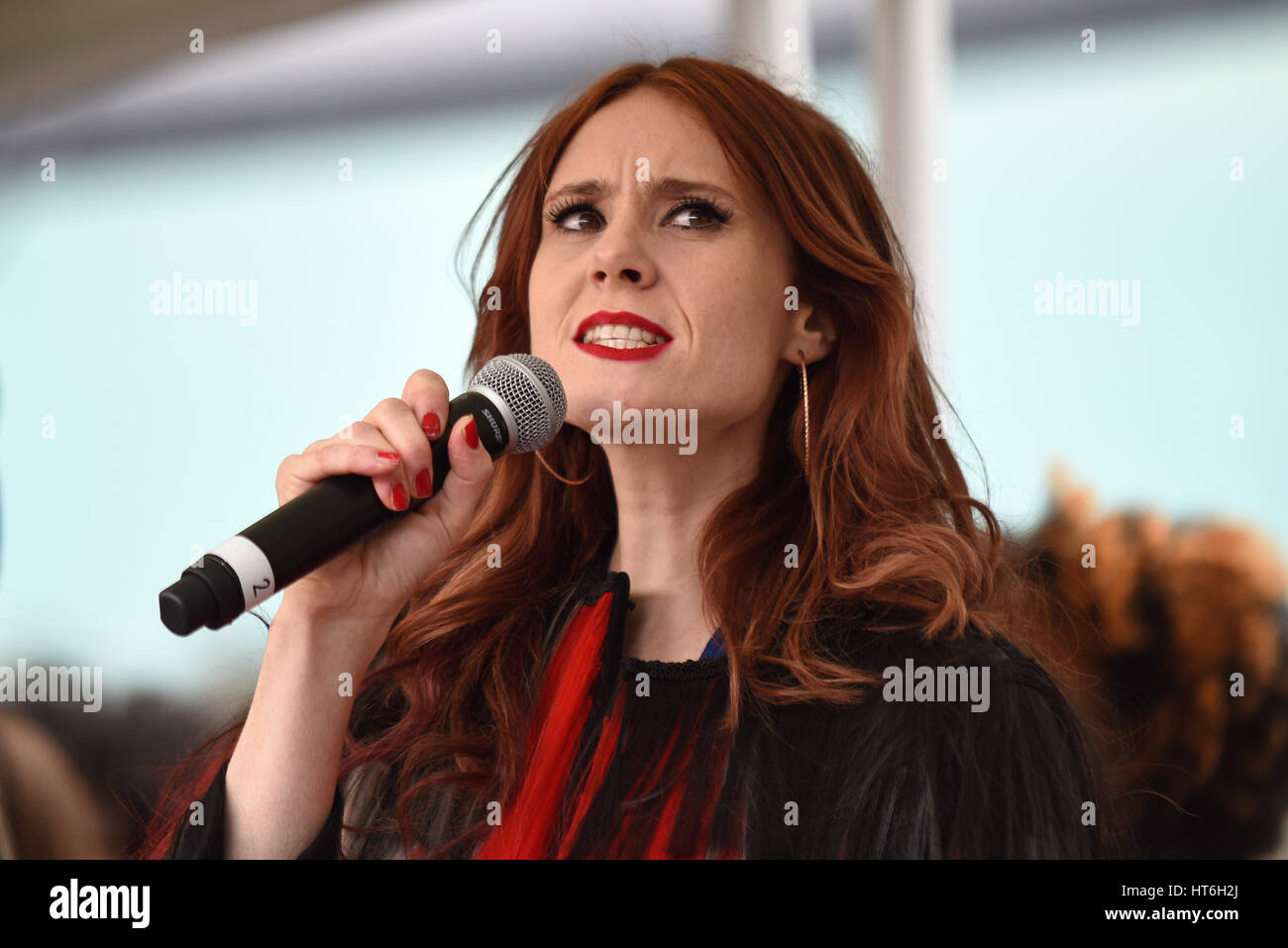 Kate Nash canto presso il 4 marzo le donne in occasione della Giornata internazionale della donna, organizzata da CARE International e detenute nel convogliatore, City Hall, Londra Foto Stock