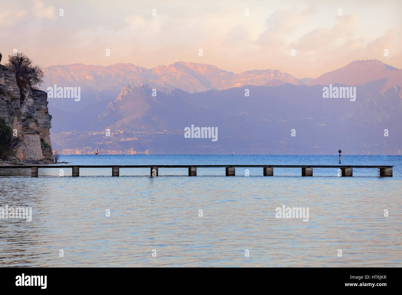 Tramonto paesaggio del lago di Garda Foto Stock