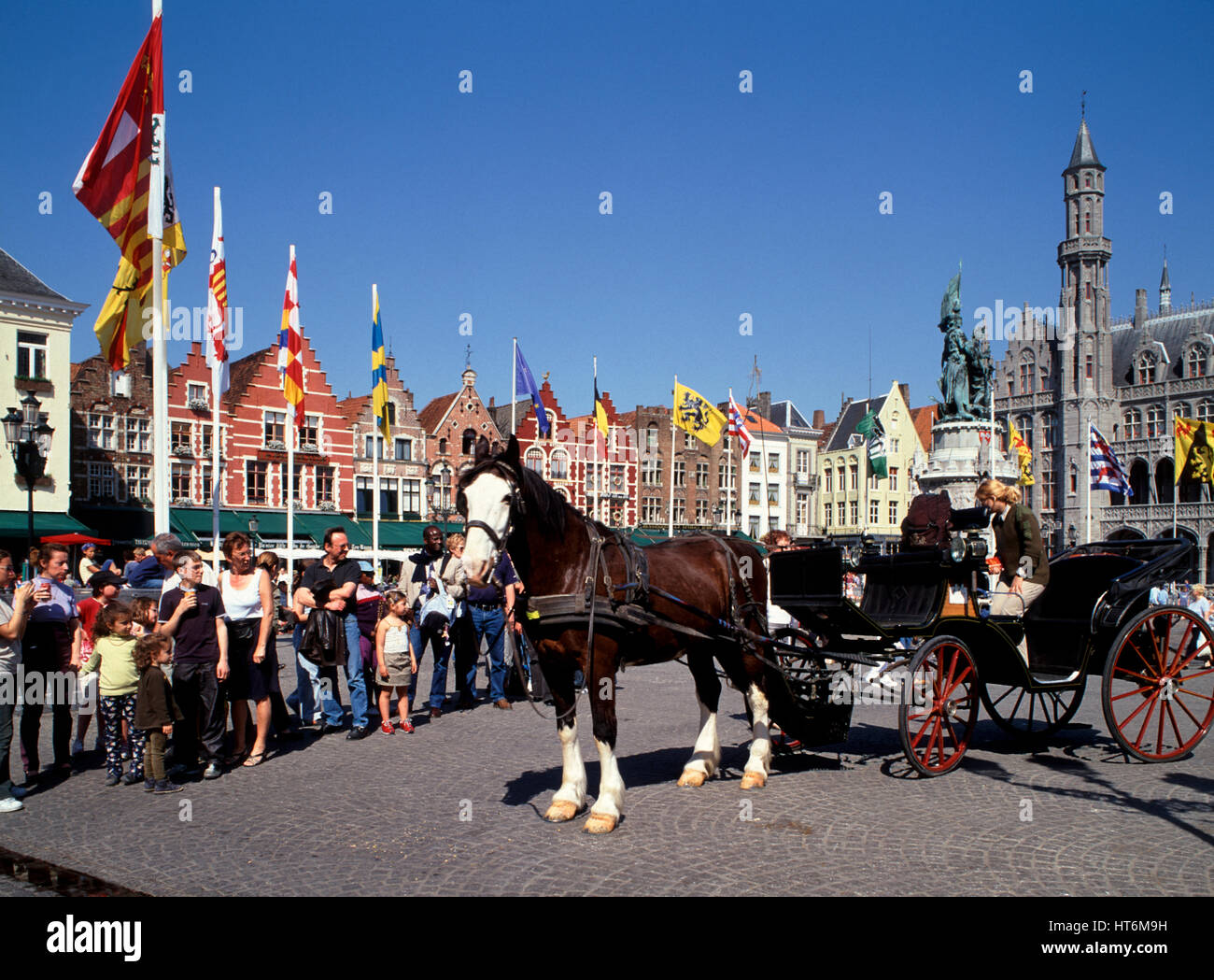 Cavallo e Carrozza e turisti nella Grand Place, Bruges, Belgio. Foto Stock