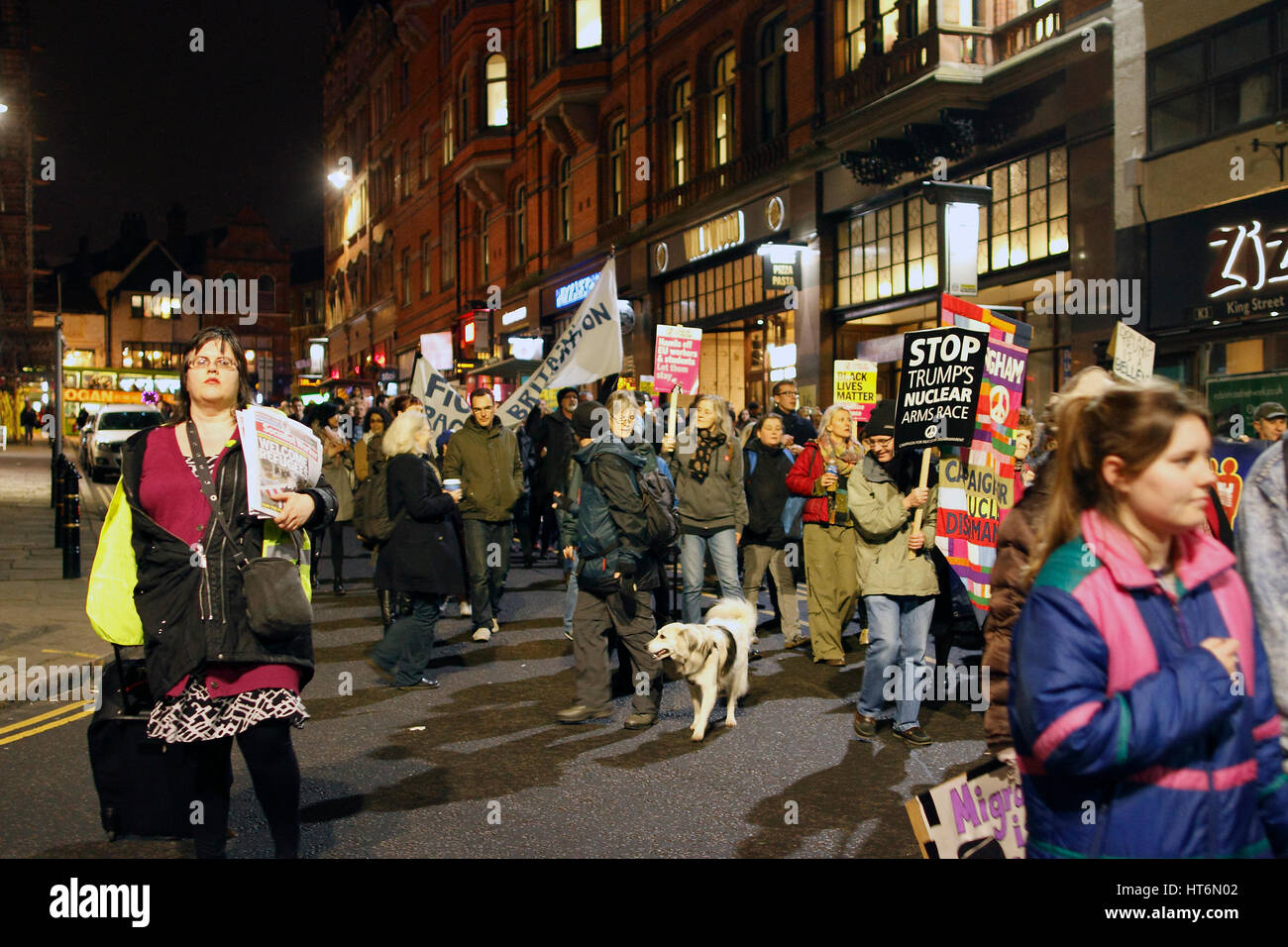 Protesta Anti-Trump - Piazza del Mercato - King Street, Nottingham 20/02/2017 Marzo e Rally contro Trump! Stand Up al razzismo, Nottingham Assemblea popolare, Nottingham a fermare la guerra, dado di Nottingham East Midlands CND e Nottingham assemblea studentesca come parte di una giornata nazionale di azione contro Donald Trump. Questa manifestazione ha visto presso l;est un migliaio di persone si riuniscono presso la foresta di ricreazione e di massa marzo a Nottingham City Centre (King Street. Lunedì 20 Febbraio 2017 5:30 PM Foresta Terreno di ricreazione Gregory Boulevard Nottingham NG7 6HB Foto Stock