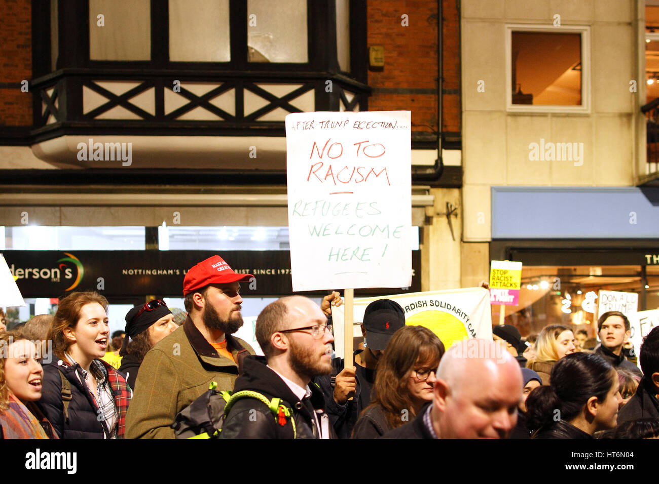 Protesta Anti-Trump - Piazza del Mercato - King Street, Nottingham 20/02/2017 Marzo e Rally contro Trump! Stand Up al razzismo, Nottingham Assemblea popolare, Nottingham a fermare la guerra, dado di Nottingham East Midlands CND e Nottingham assemblea studentesca come parte di una giornata nazionale di azione contro Donald Trump. Questa manifestazione ha visto presso l;est un migliaio di persone si riuniscono presso la foresta di ricreazione e di massa marzo a Nottingham City Centre (King Street. Lunedì 20 Febbraio 2017 5:30 PM Foresta Terreno di ricreazione Gregory Boulevard Nottingham NG7 6HB Foto Stock