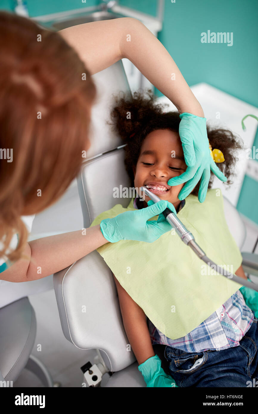 Dentale denti polacco al giovane paziente in Clinica Dentale Foto Stock
