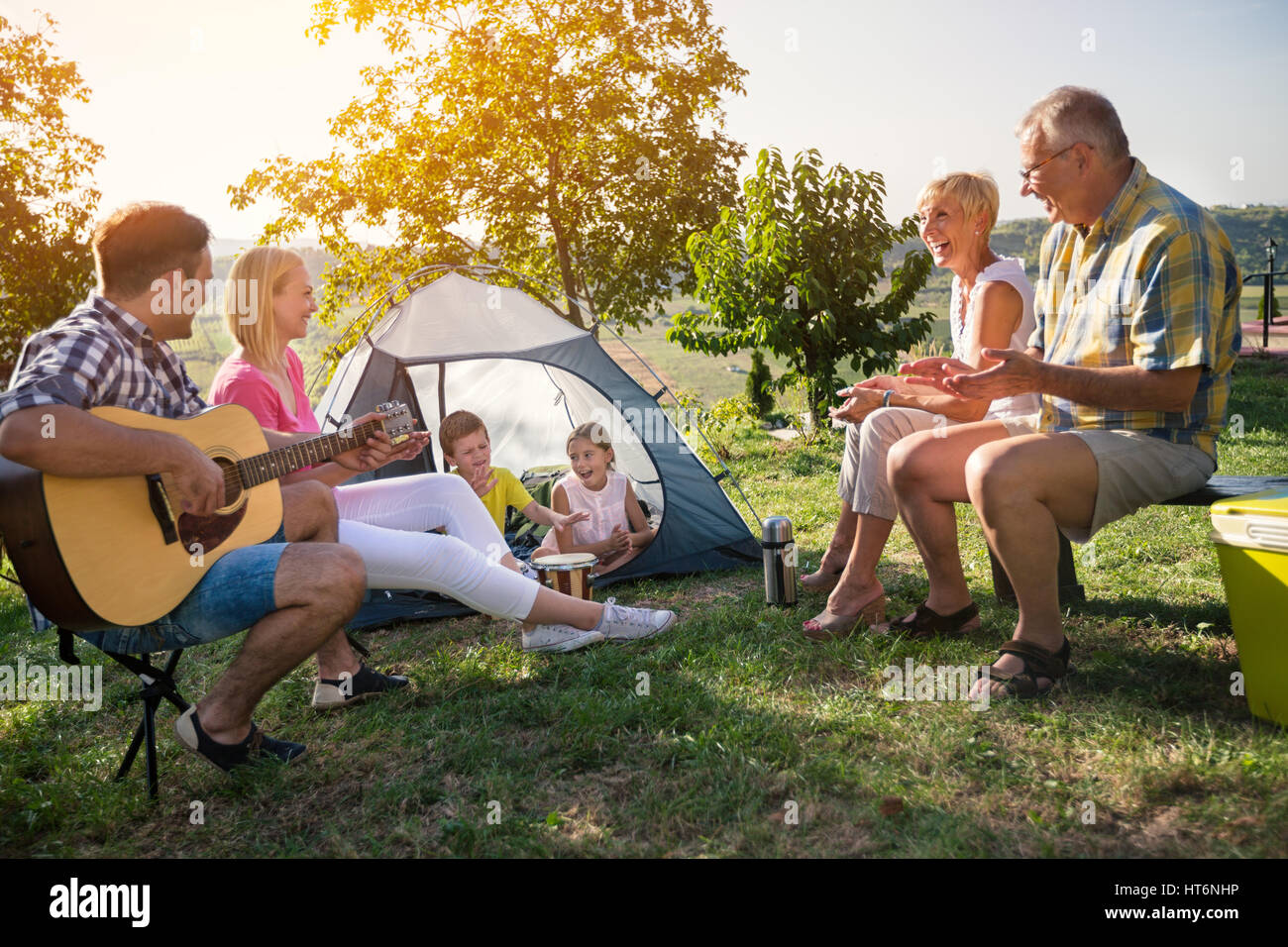 Felice famiglia campeggio nel parco Foto Stock