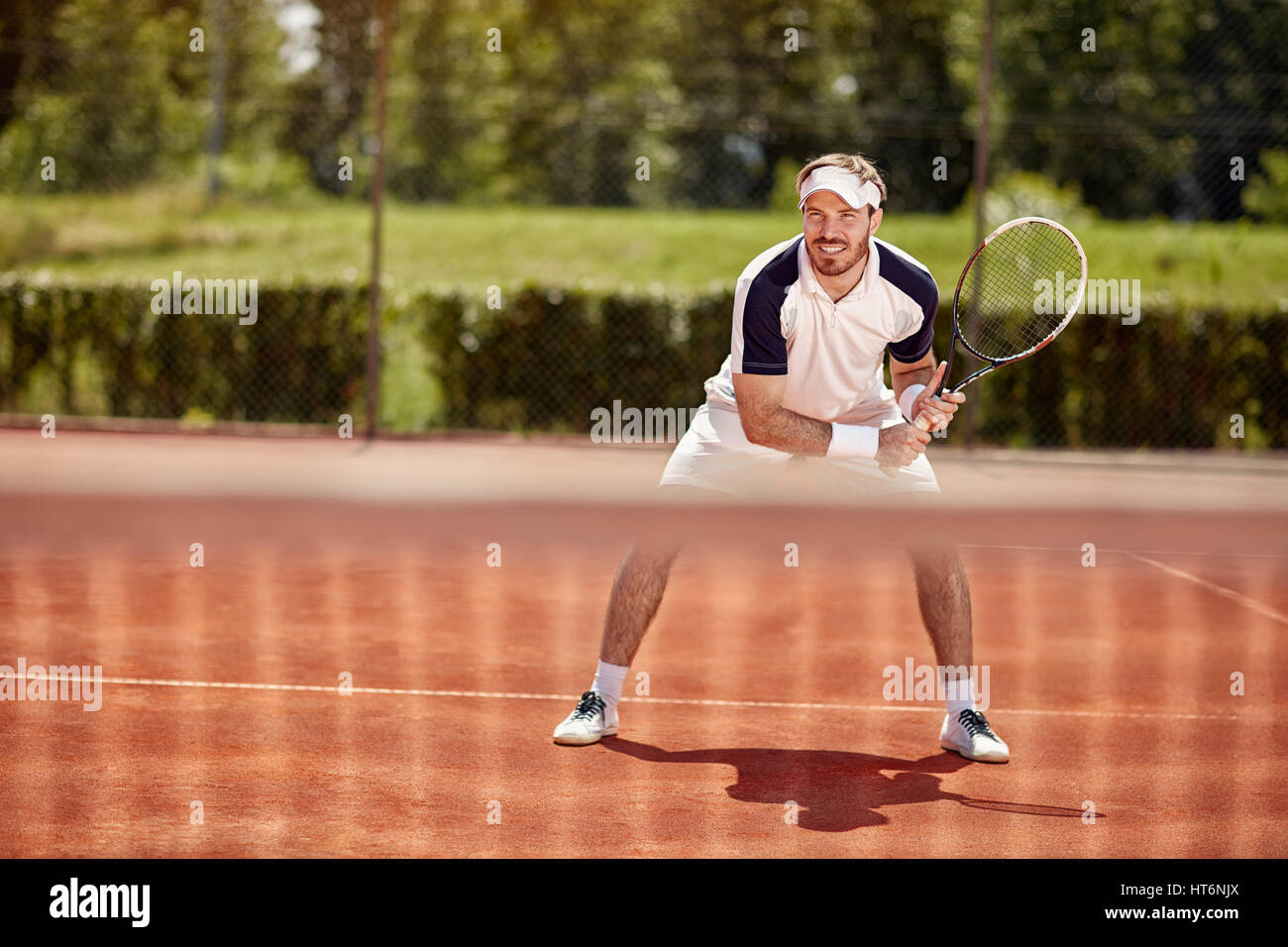 Giocatore di tennis con la racchetta sul campo da tennis Foto Stock