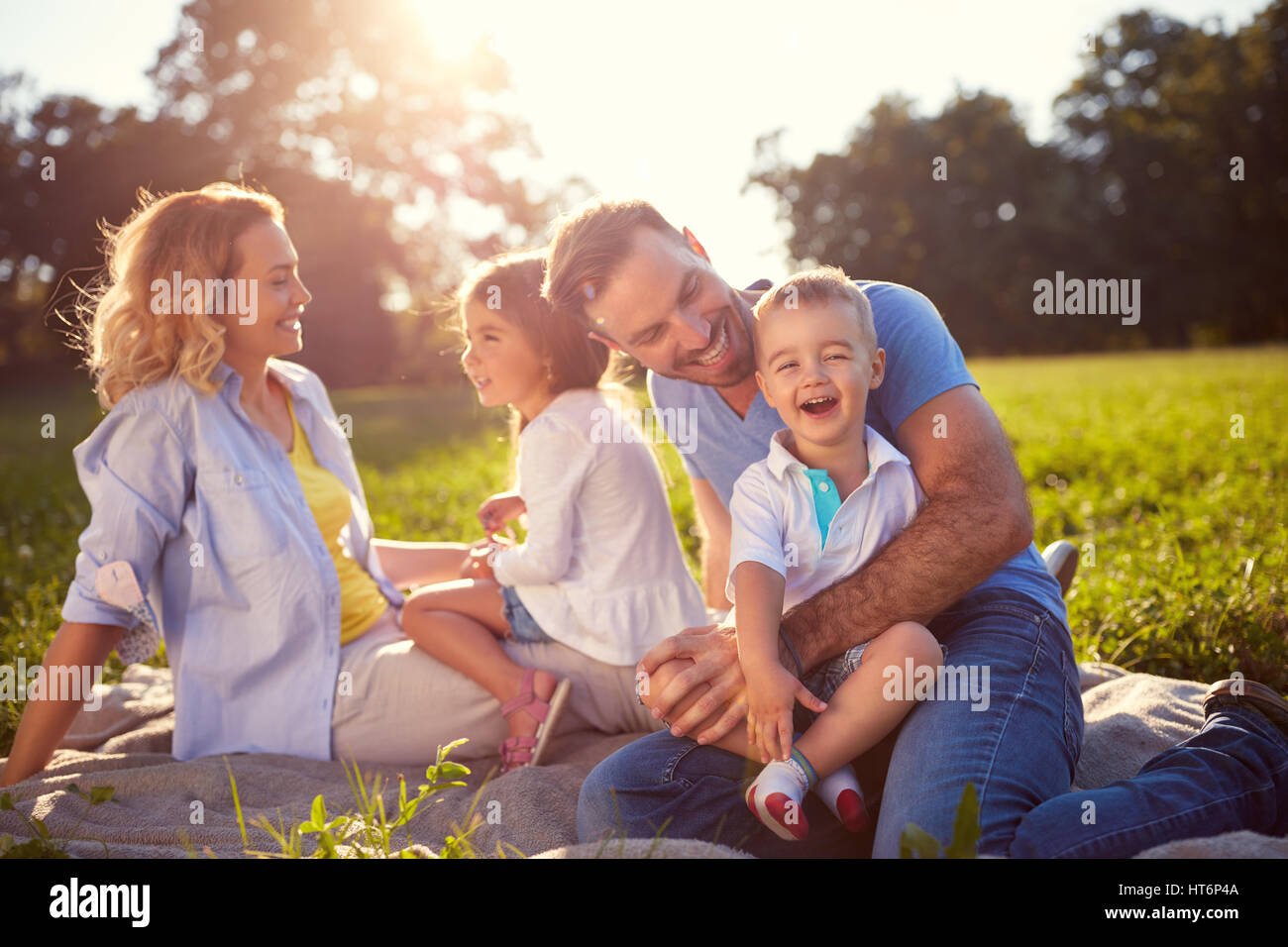 Giovane famiglia con bambini che si divertono in natura Foto Stock