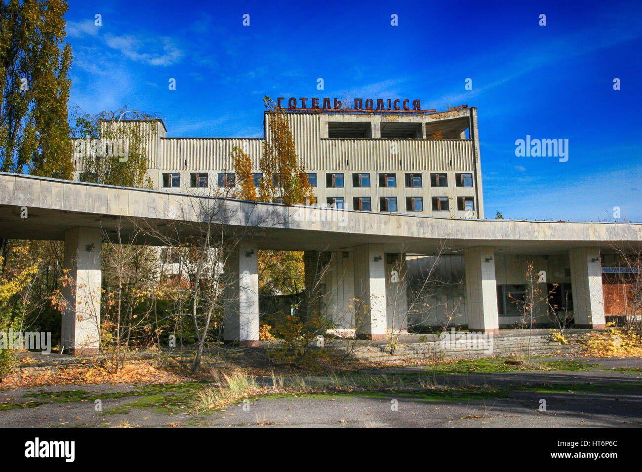 Chernobyl in bianco e nero: Pripjat - edificio abbandonato preso in consegna dalla vegetazione dopo il disastro Foto Stock