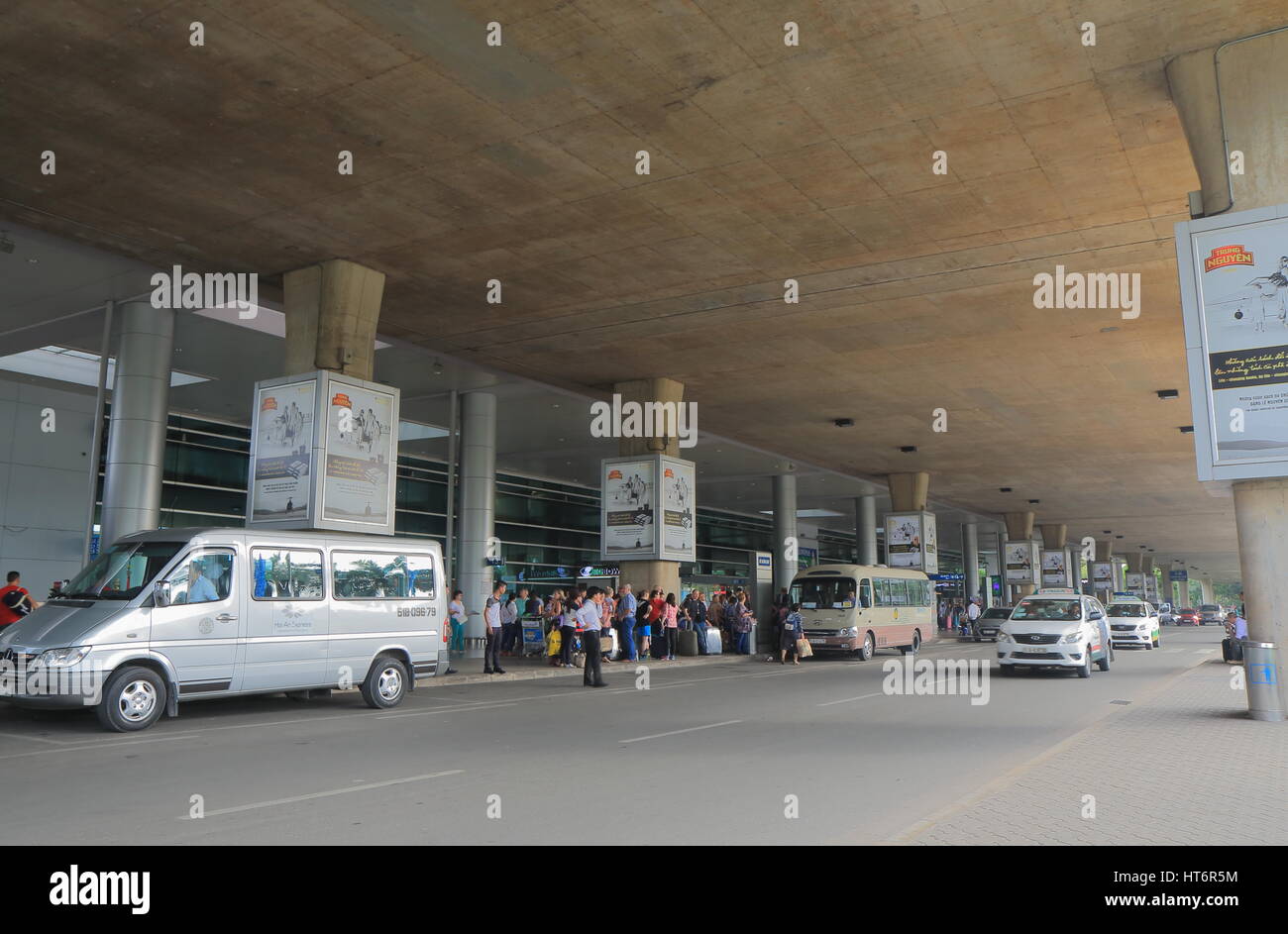 La gente viaggia a Ho Chi Minh City aeroporto internazionale di Ho Chi Minh City Vietnam. Foto Stock