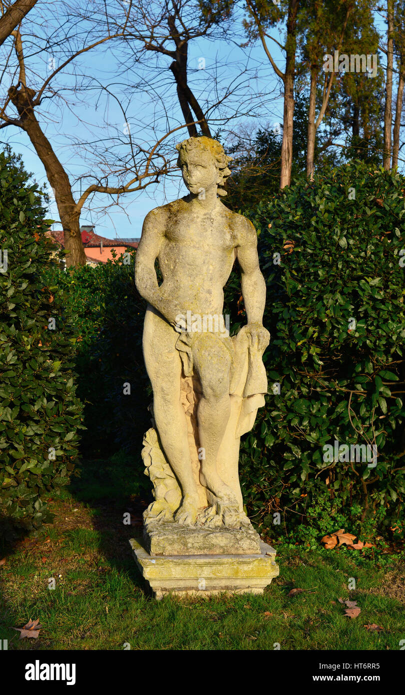 Antica statua in Venezia Giardini parco pubblico Foto Stock