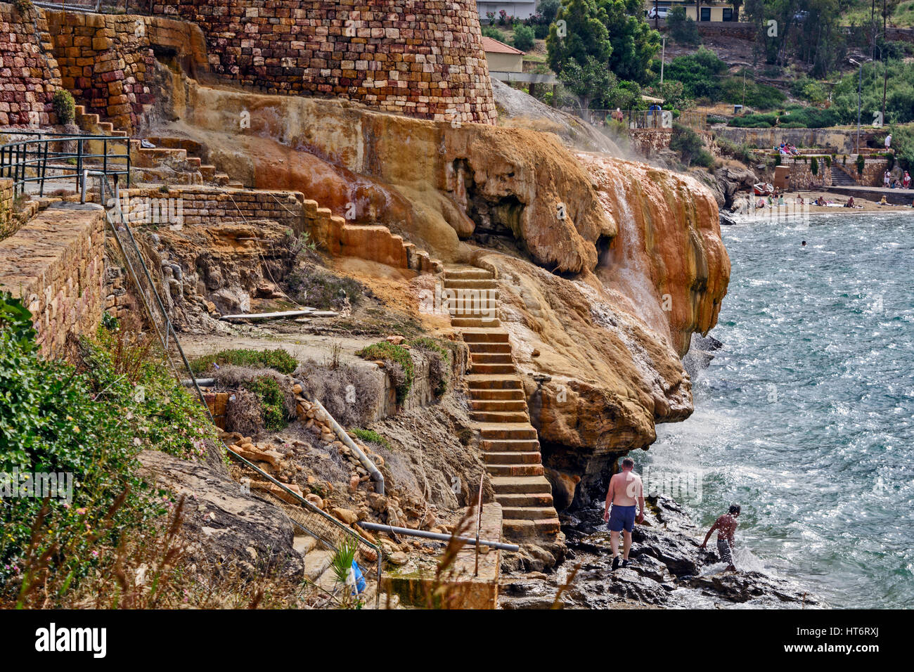 Mare spiaggia dove trabocca acqua termale calda. Foto Stock
