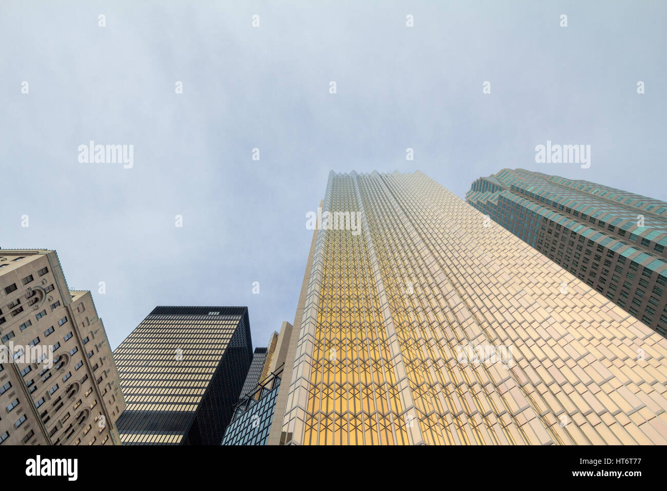 Vari grattacieli, vecchi e nuovi, preso dal suolo a Toronto, Ontario, Canada la foto mostra vari esempi di architettura di Toronto s Foto Stock