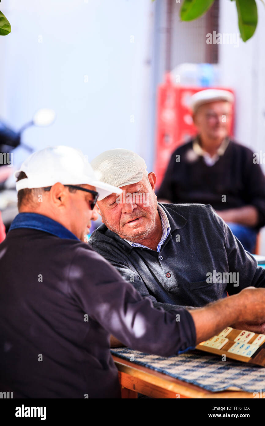 Vecchi uomini locali gioca domino, Bozburun, Bozburun Penisola, Turchia Foto Stock