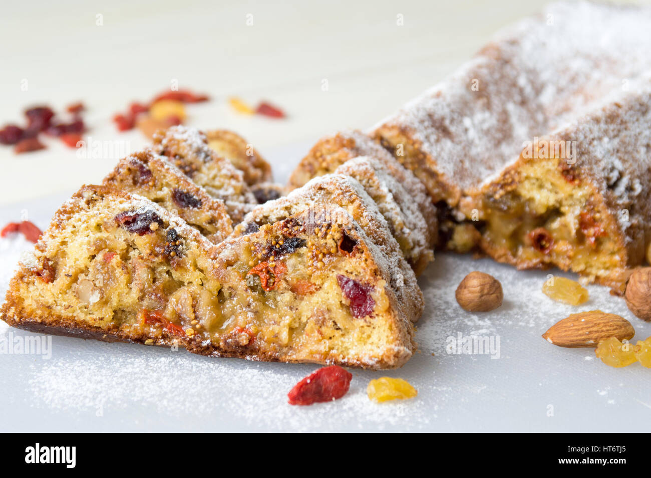 In casa il pane di frutta su un vassoio bianco Foto Stock