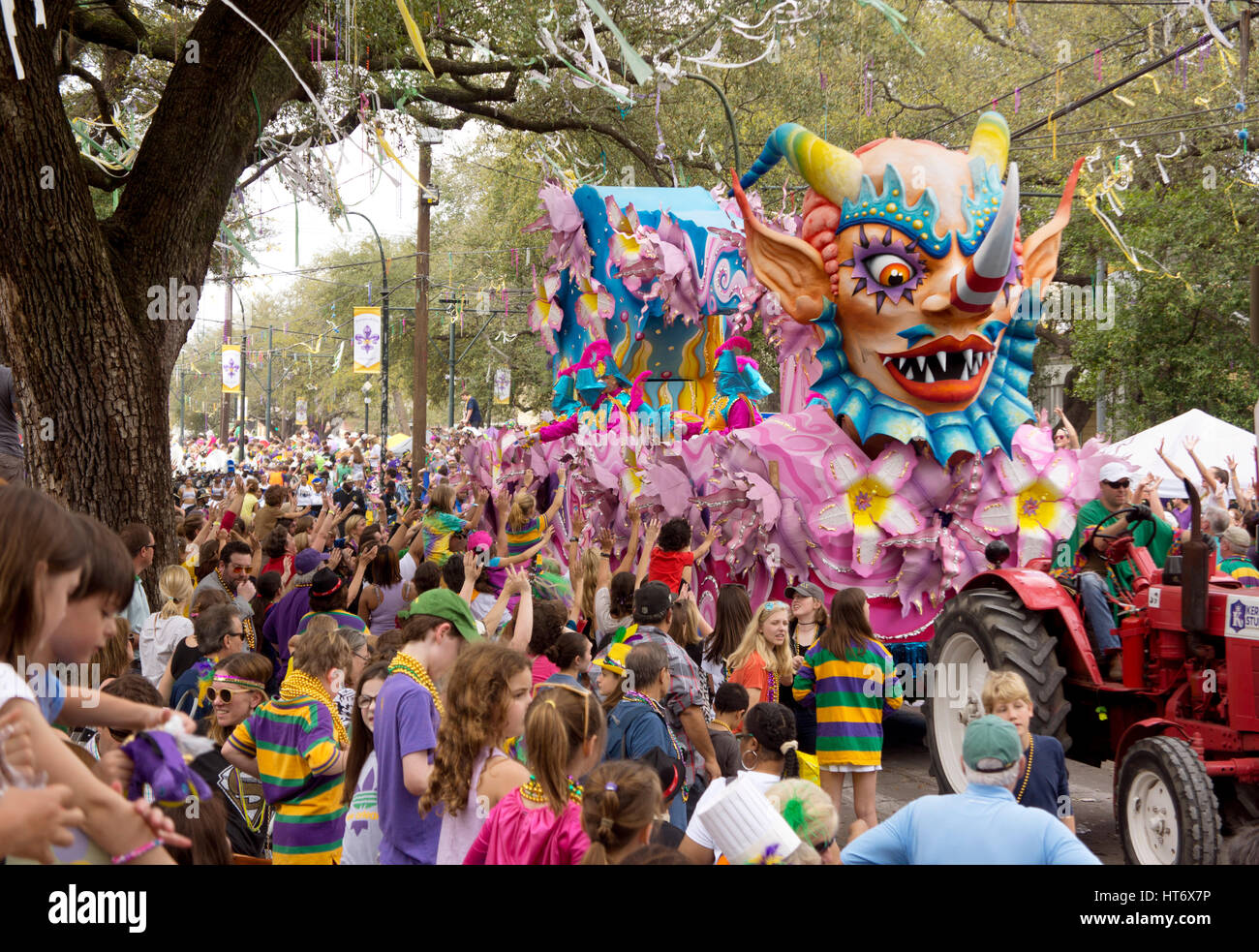 La Folla di festeggianti guardando sfilate a Mardi Gras giorno. New Orleans, LA. Foto Stock