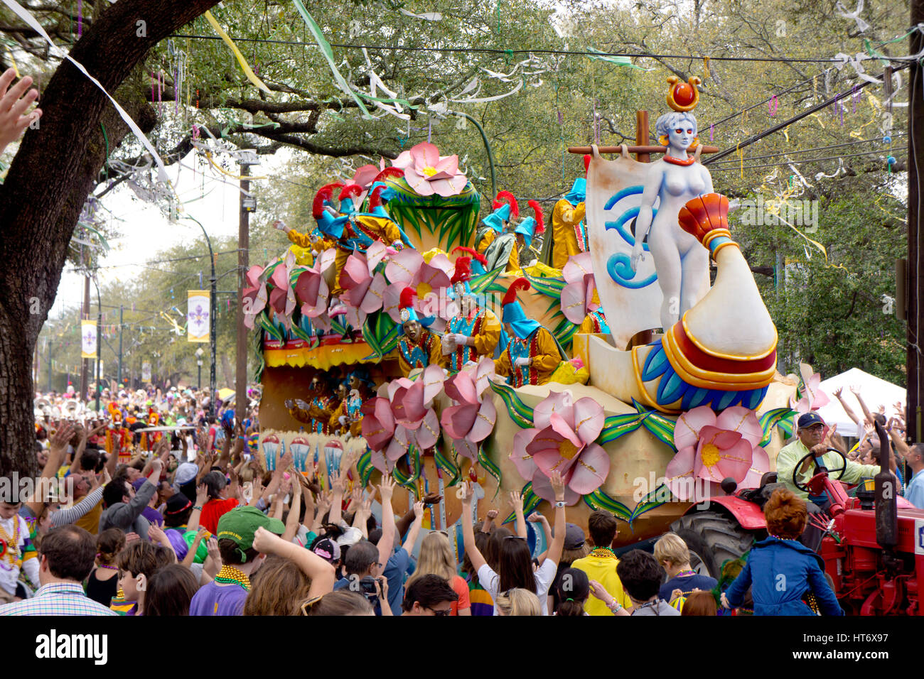 Una sfilata galleggiante con la folla di festeggianti sul Mardi Gras day a New Orleans. Foto Stock
