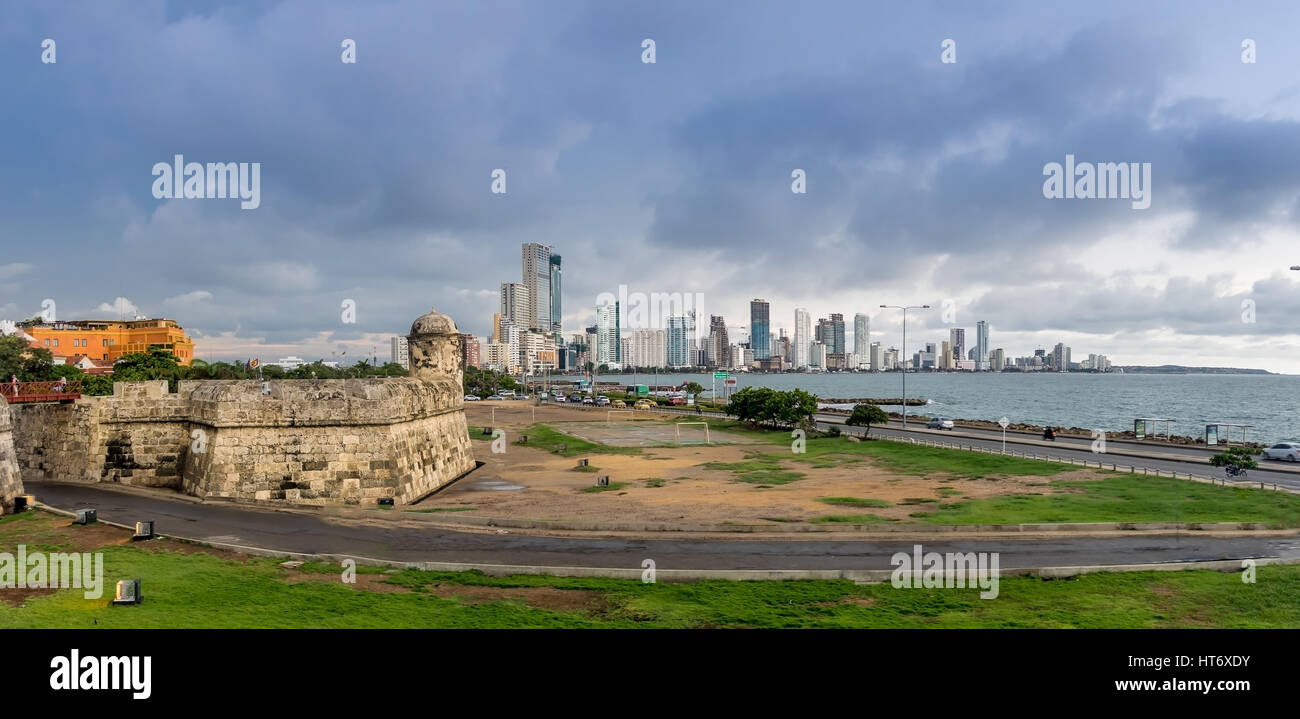 Il contrasto delle vecchie mura della città e il moderno skyline di Bocagrande - Cartagena de Indias, Colombia Foto Stock