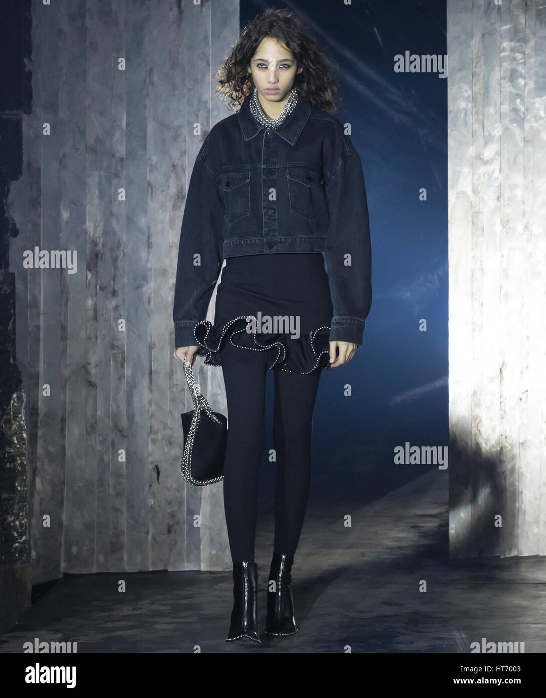 NEW YORK, NY - 11 febbraio 2017: Yasmin Wijnaldum passeggiate la pista al Alexander Wang Autunno Inverno 2017 fashion show durante la settimana della moda di New York Foto Stock