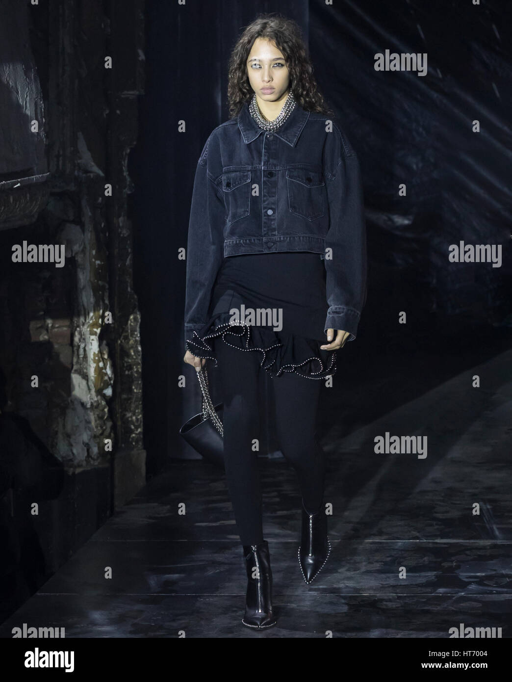 NEW YORK, NY - 11 febbraio 2017: Yasmin Wijnaldum passeggiate la pista al Alexander Wang Autunno Inverno 2017 fashion show durante la settimana della moda di New York Foto Stock