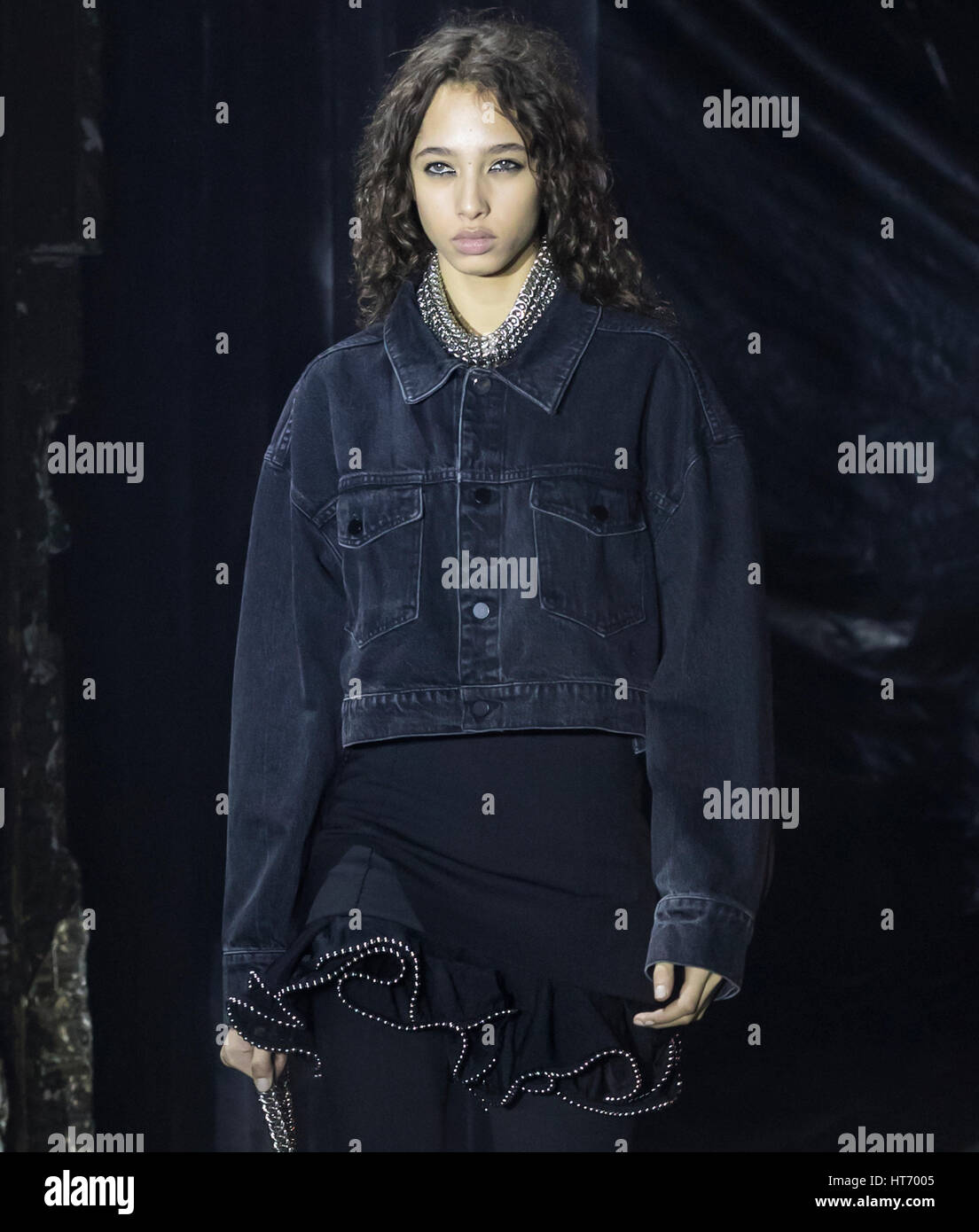 NEW YORK, NY - 11 febbraio 2017: Yasmin Wijnaldum passeggiate la pista al Alexander Wang Autunno Inverno 2017 fashion show durante la settimana della moda di New York Foto Stock