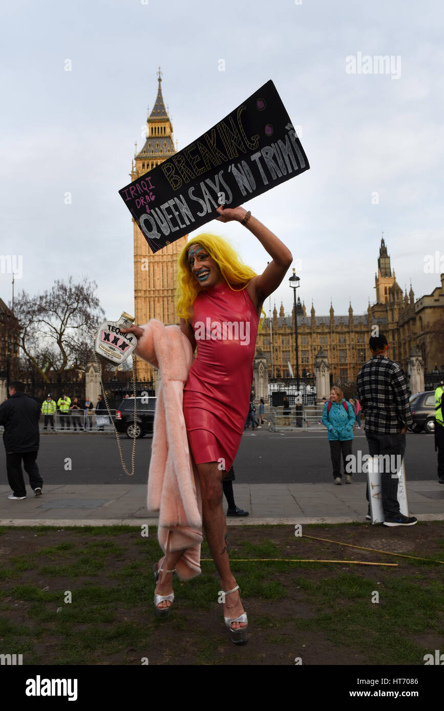 Drag queen dice: "Rompere: Irachena Drag Queen dice "No Trump' durante la fase di arresto Trump dimostrazione in piazza del Parlamento, Londra. Foto Stock