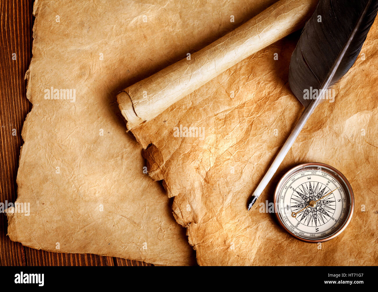 Bussola e giù su una vecchia carta Foto Stock