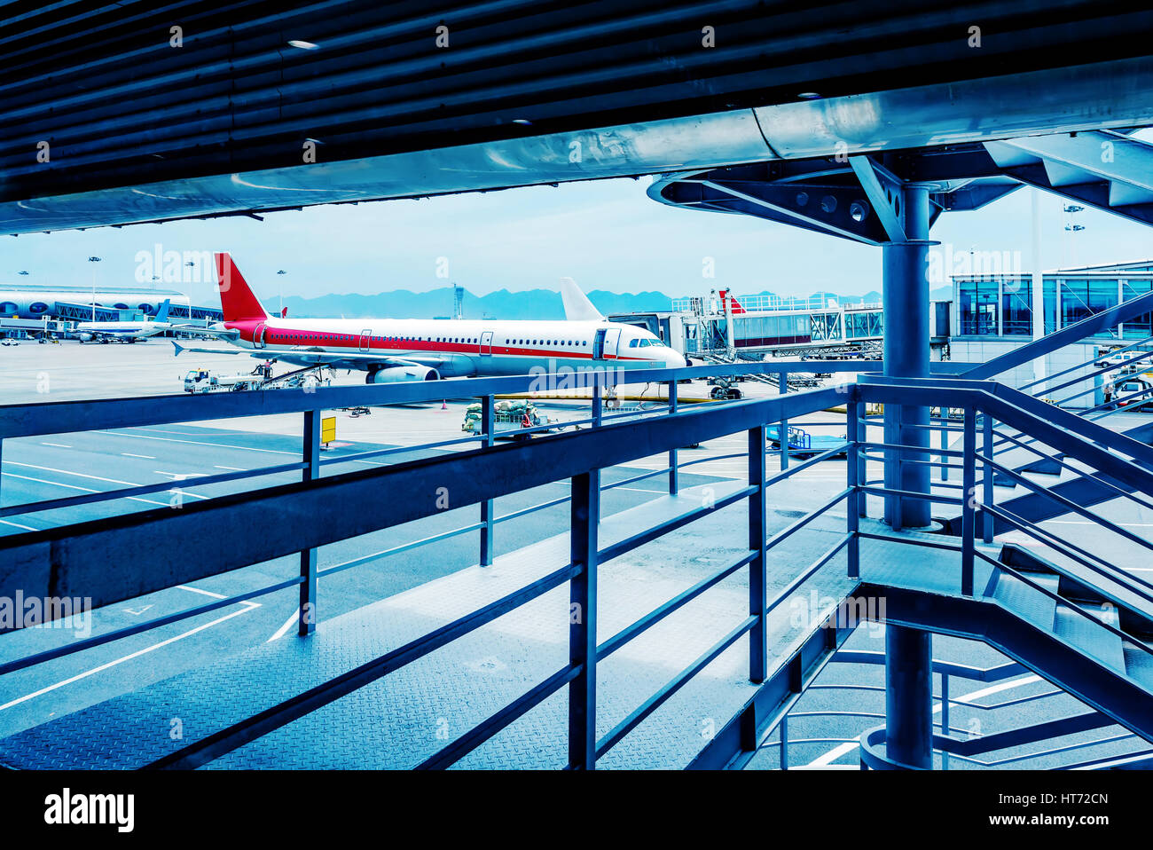 Shanghai Pudong International Airport en vliegtuigen imbarco bruggen Foto Stock