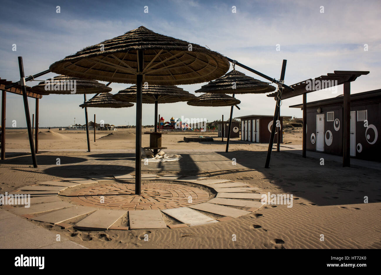 Stabilimento balneare il deserto in inverno fuori stagione. Tutto sembra abbandonato e perso a se stesso ... Foto Stock