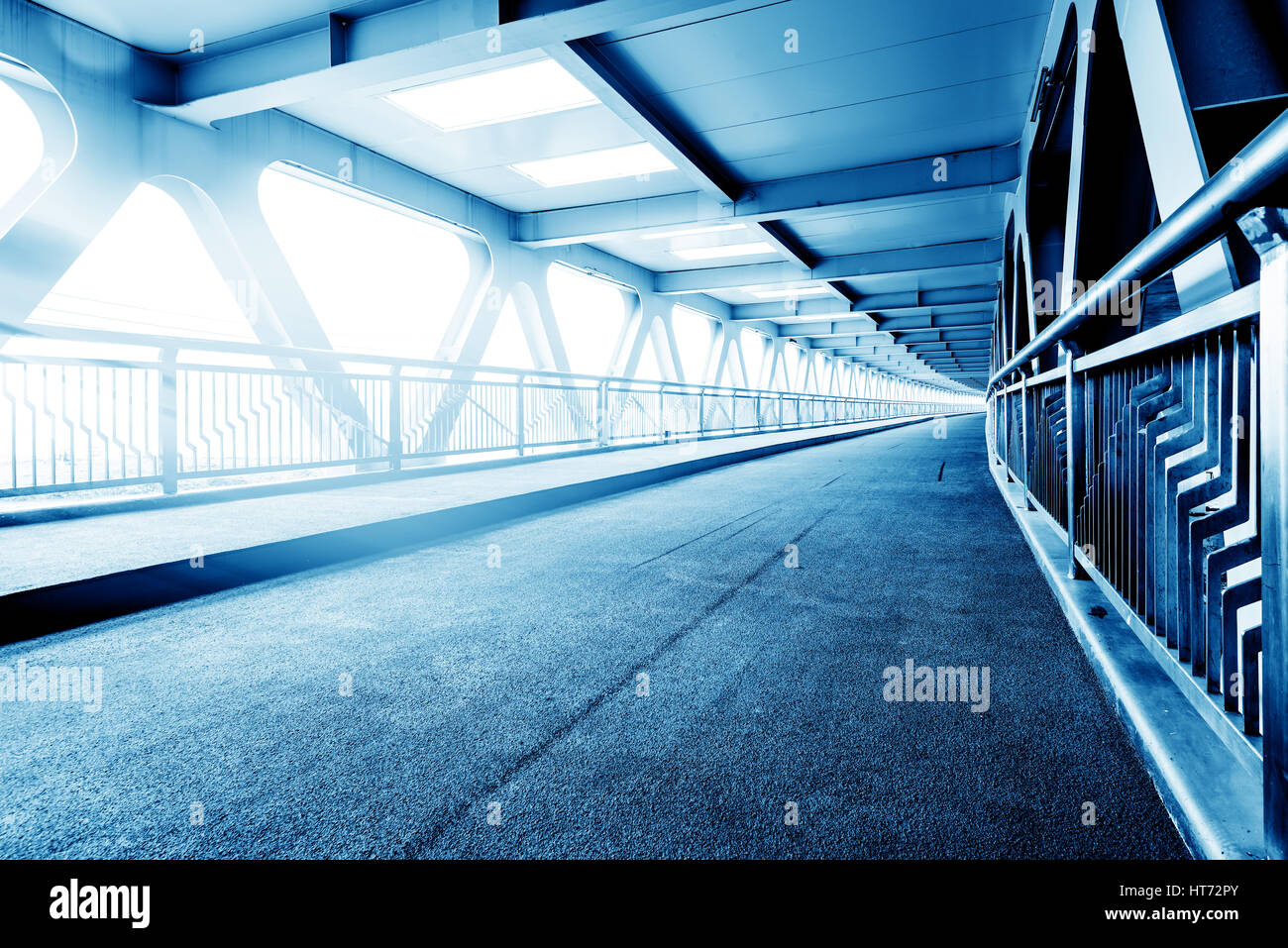 Pedoni e non veicolo motorizzato travel moderno ponte Foto Stock