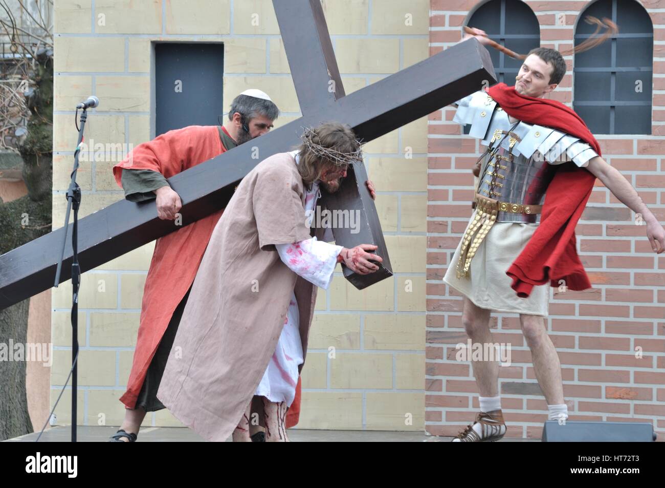Gesù che porta la croce, sulla strada per la sua crocifissione, durante gli spettacoli di strada mistero della passione. Foto Stock