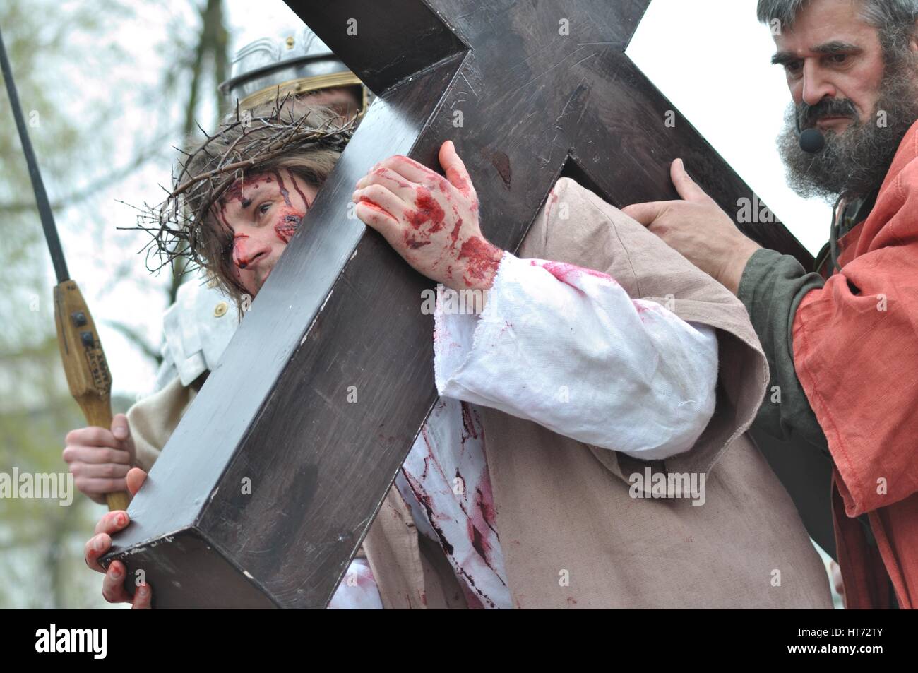 Gesù è aiutato da Simone di portare la sua croce, durante gli spettacoli di strada mistero della passione. Foto Stock