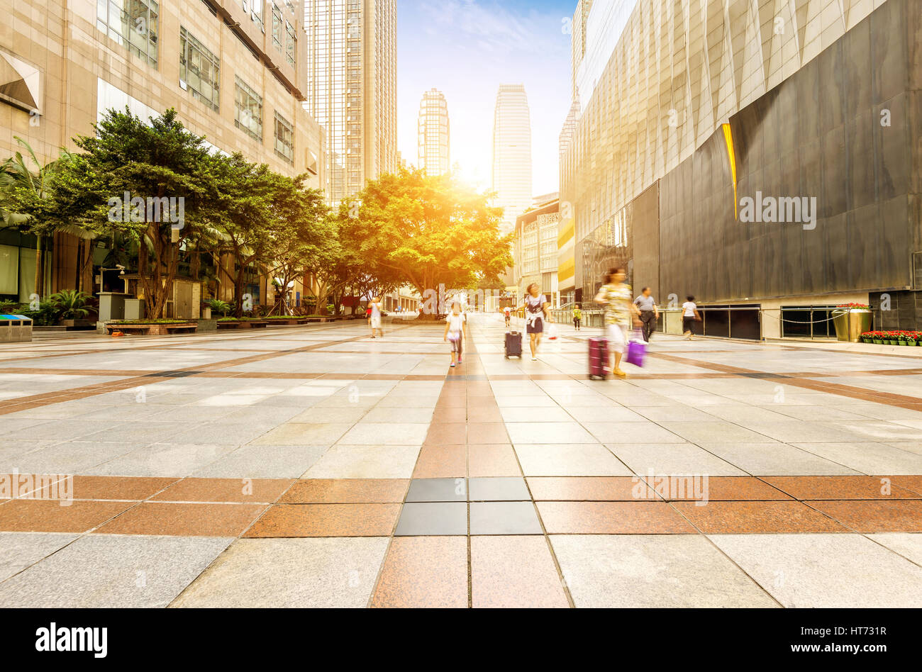 Mattina, persone che passeggiano in Cina Jiefangbei Walking Street Foto Stock