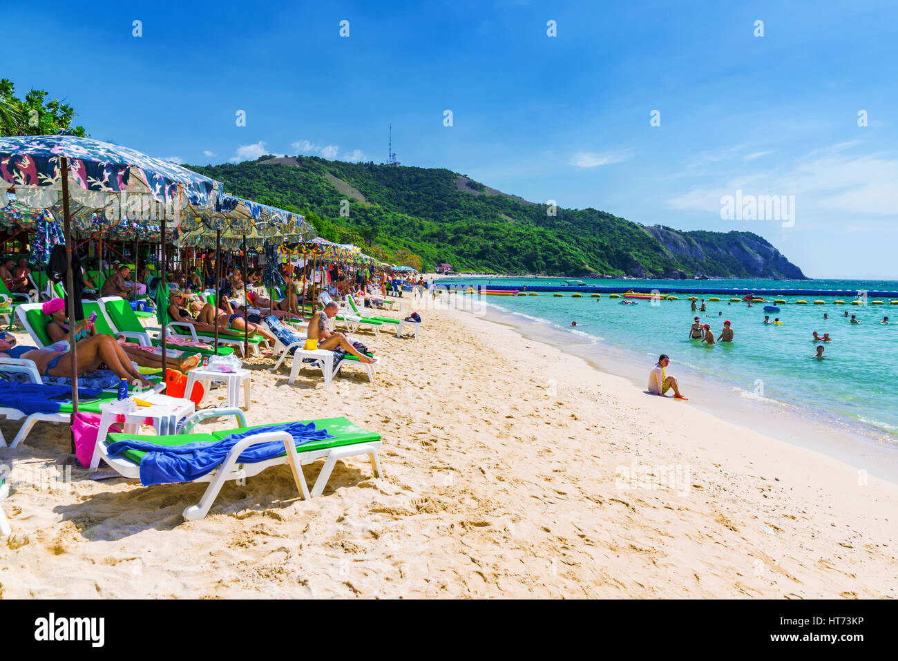 PATTAYA, Tailandia - 19 gennaio: si tratta di una spiaggia di Koh isola di terra che è una piccola isola a Pattaya dove molti turisti andare a prendere il sole e nuotare sul JA Foto Stock