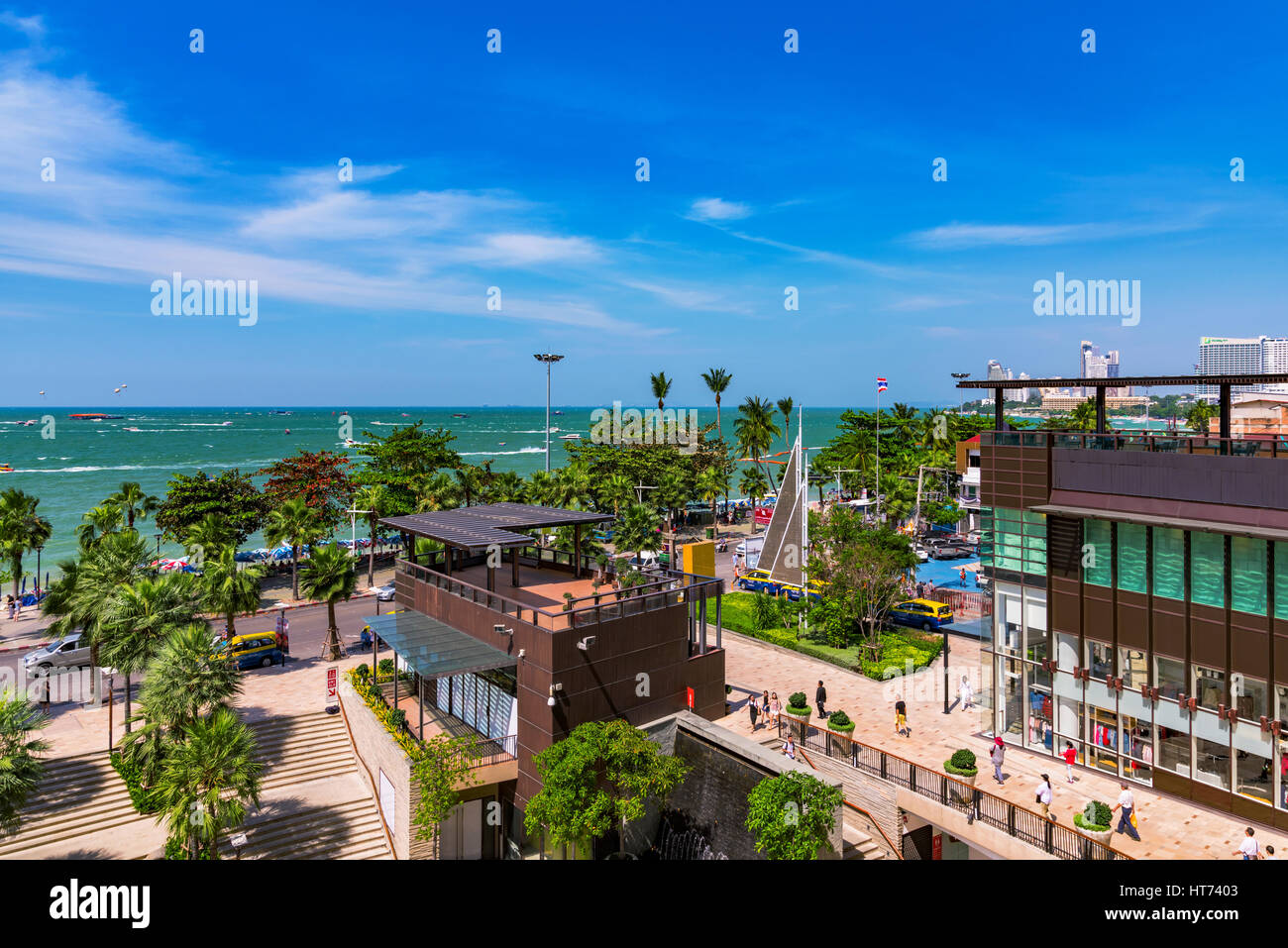 PATTAYA, Tailandia - 24 gennaio: Vista della spiaggia di Pattaya road waterfront area e l'ingresso al Central World Shopping Mall il quale si trova nel centro cittadino di ar Foto Stock
