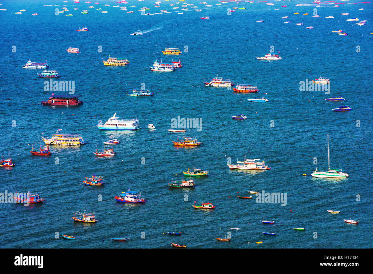 Vista delle barche in mare in Thailandia Foto Stock