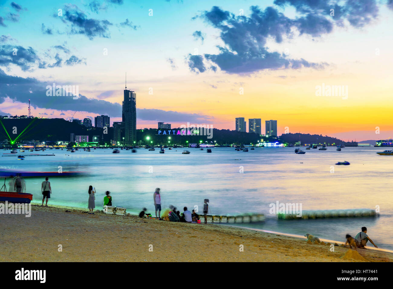 Vista della spiaggia di Pattaya durante il tramonto Foto Stock