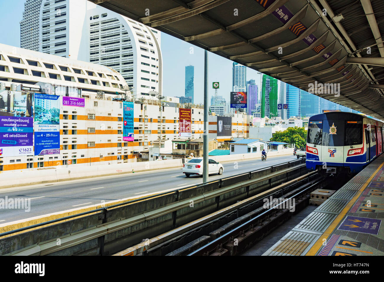 BANGKOK, Tailandia - 30 gennaio: BTS sky train station piattaforma con una vista del centro cittadino di Bangkok edifici in background su gennaio 30, 2017 in Bang Foto Stock