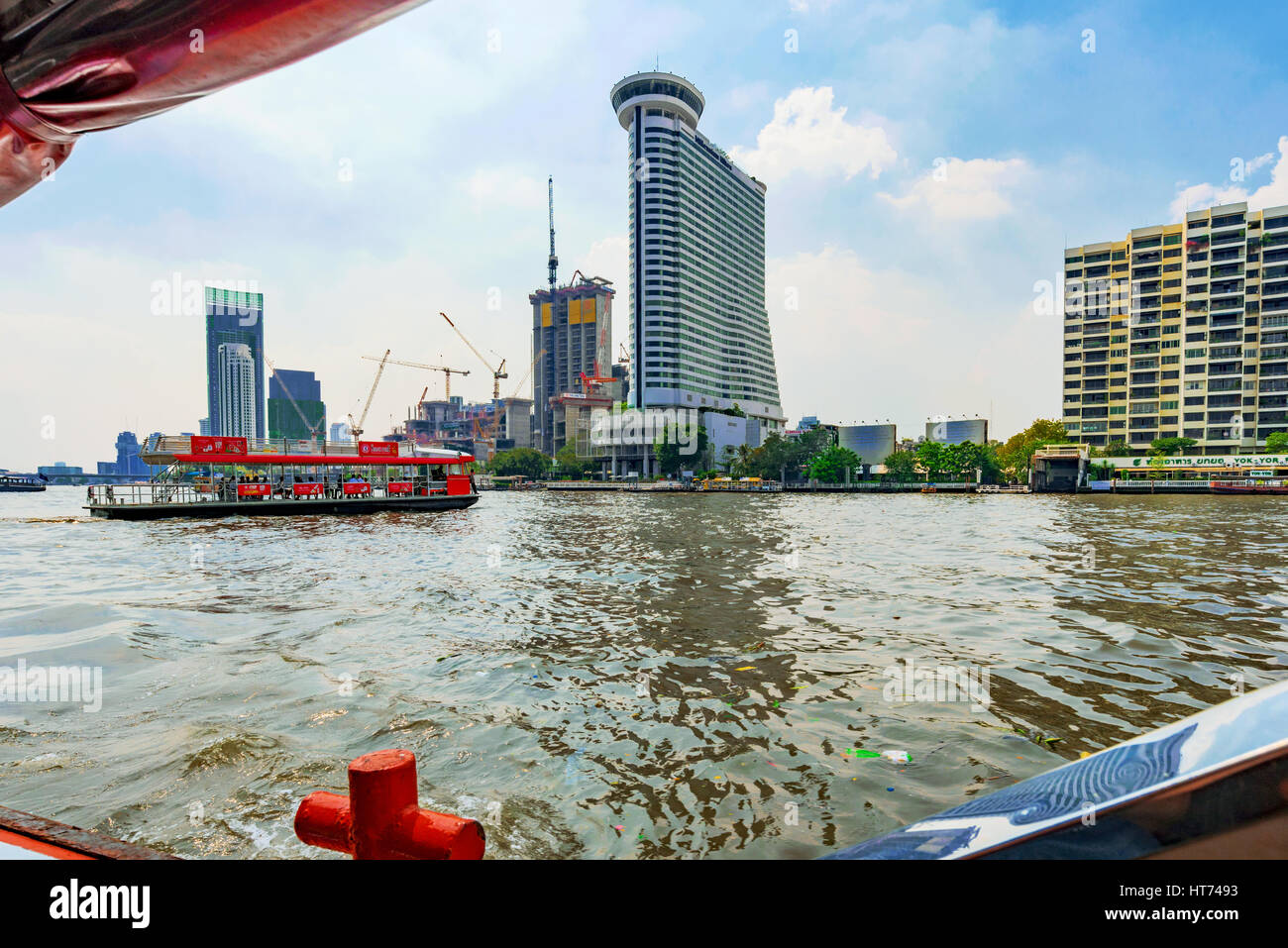 BANGKOK, Tailandia - 30 gennaio: vista dell'Hilton hotel e altri riverside architettura da una barca sul fiume Chao Phraya il 30 gennaio 2017 in Foto Stock
